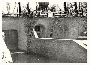 beeldbank stadsarchief breda, nr. 19860531, waterpoort achterzijde KMA.jpg